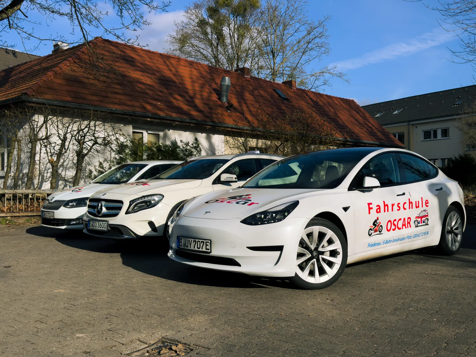 Ausbildungsfahrzeuge der Fahrschule Oscar in Berlin Friedenau